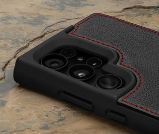 Kameraausschnitt auf der schwarzen Lederhülle mit rotem Detail für das Samsung Galaxy S24 Ultra
