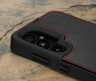Kameraausschnitt auf der schwarzen Lederhülle mit rotem Detail für das Samsung Galaxy S24