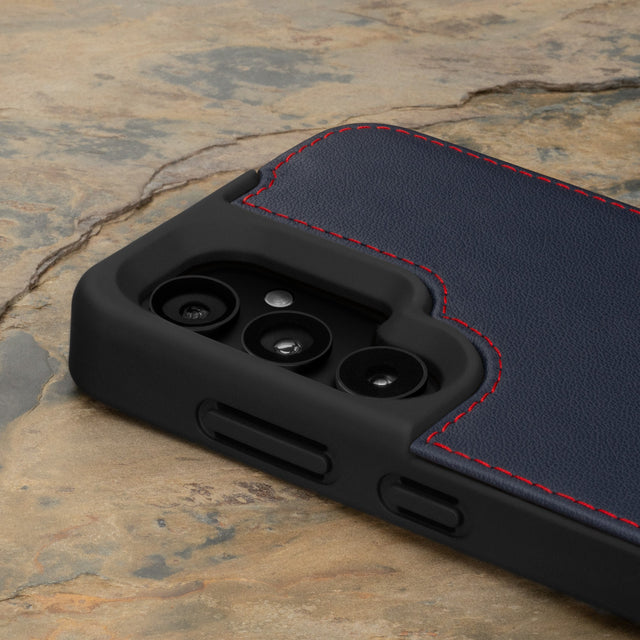 Kameraausschnitt auf der marineblauen Lederhülle für das Samsung Galaxy S24